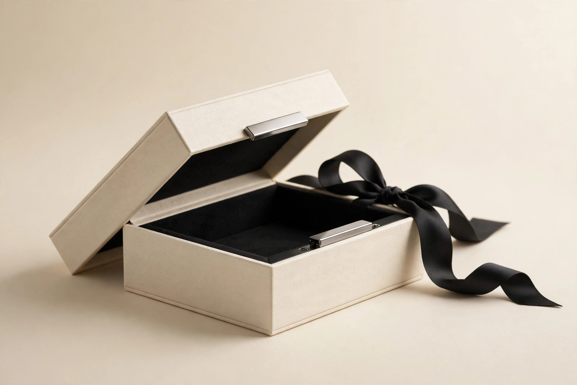 Magnetic closure gift box